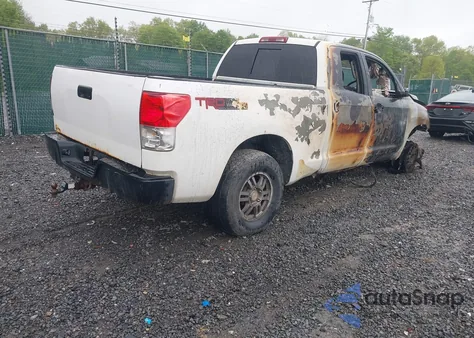 2010 Toyota Tundra Grade 5.7L V8 z USA, uszkodzony, nr VIN 5TFUY5F19AX118144